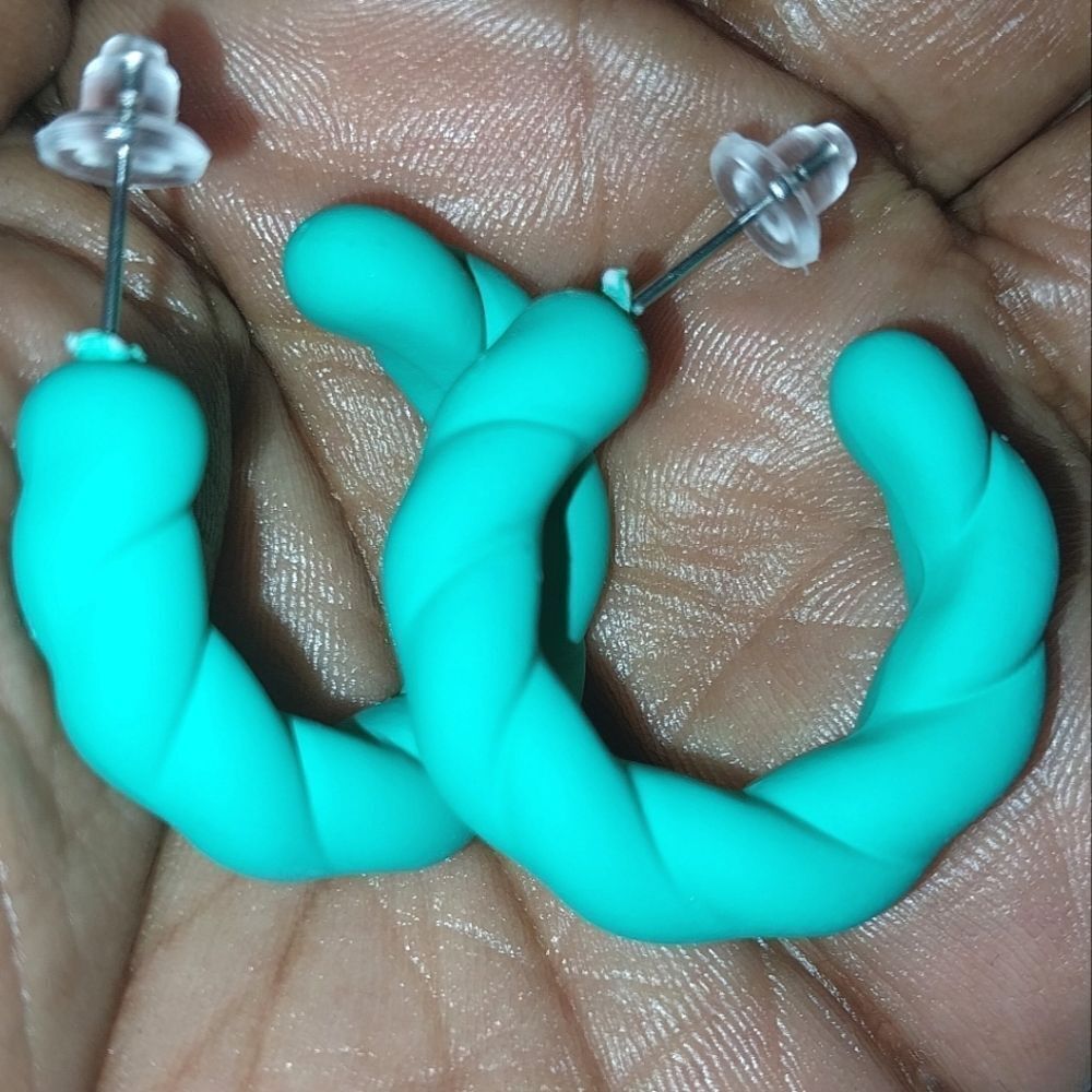 Super cute twist c fashion earrings